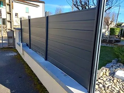 Cloture alu anthracite muret