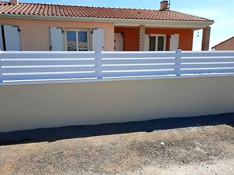 Cloture pvc ajouree muret
