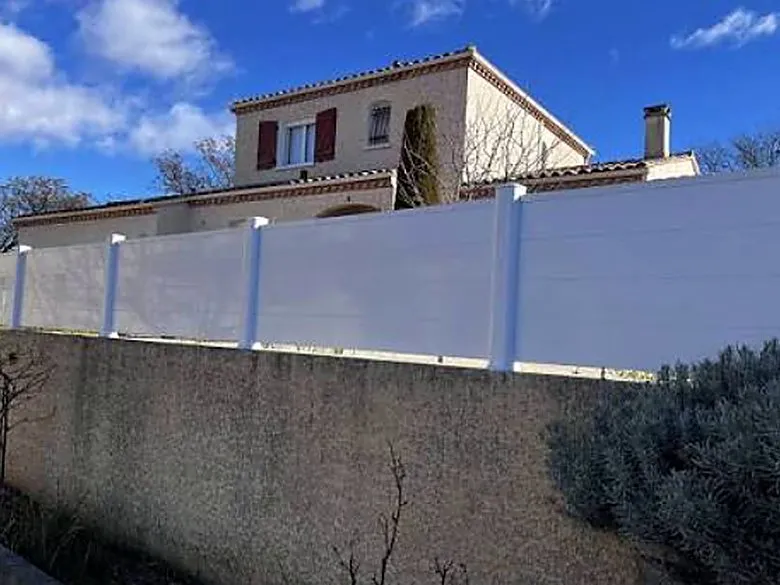 Cloture pvc pleine pente