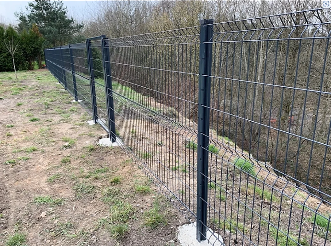 Grillage rigide anthracite posé sur plots béton