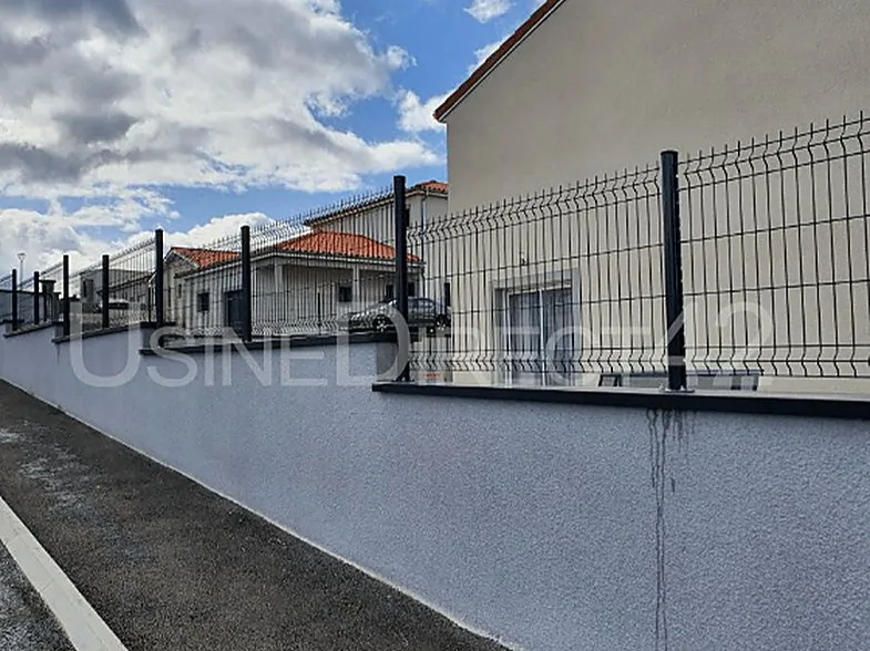 Grillage rigide gris sur muret
