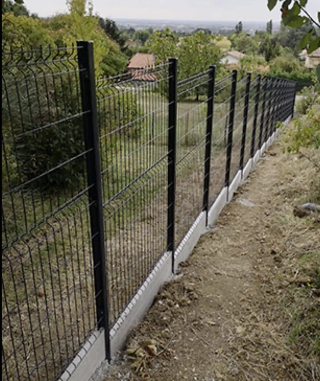 Pose de clôture sur terrain en pente
